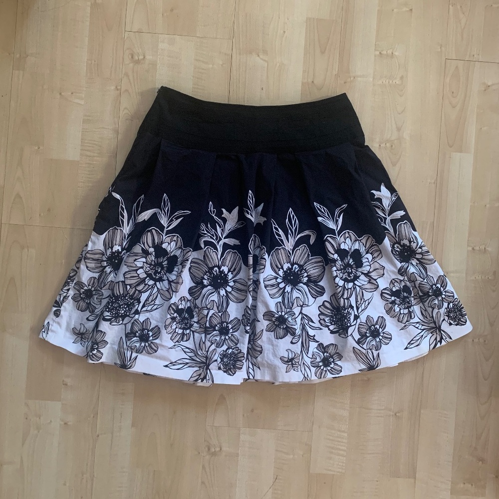 Karen Millen Size 4 Black and White Floral Skirt